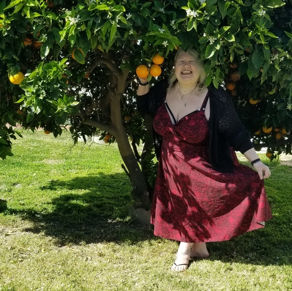 Retired Hairstylist/Make up Artist *Torrid Girl!* - Picture 9 of 12